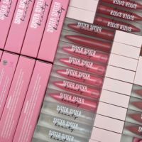 Gloss à lèvres transparent brillant et mat avec différentes nuances, livré avec des autocollants de nom de couleur et des boîtes en carton standard, rouge à lèvres liquide