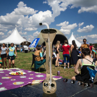 Gobelet en plastique jetable de 700 ml avec logo personnalisé, avec couvercle et paille, pour fête en plein air, boisson directe, souvenir, jus, boissons glacées