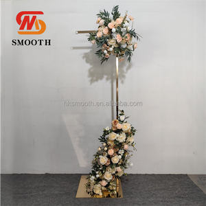 Lustres sur pied en or français, lisses et élégants, avec support détachable pour décoration de mariage et de fête - Product Image 1