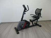 Vélo d'exercice inclinable TOPFIT à faible impact pour seniors, machine de rééducation à domicile, cycle statique magnétique avec design à cadre bas.