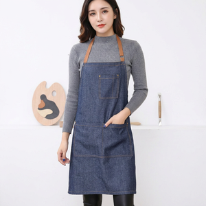 Elegante delantal de cocina de mezclilla con detalles de cuero color canela - Ropa de trabajo protectora resistente para chefs y panaderos - Product Image 5