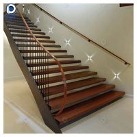 Escalier flottant moderne Prima House avec structure en acier durable, garde-corps personnalisé et marches en bois écologiques