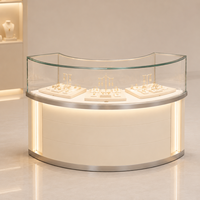 Vitrine à bijoux de luxe incurvée, écologique, personnalisable, en verre trempé blanc laiteux, avec finition argentée et éclairage LED semi-circulaire