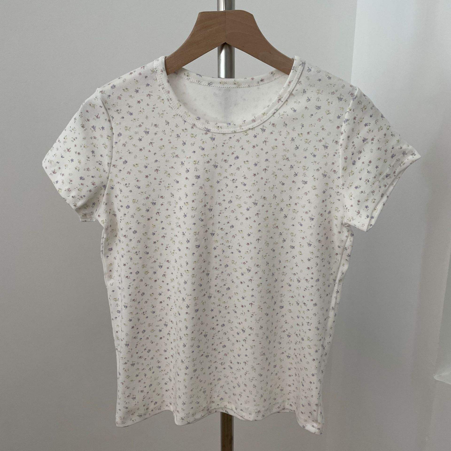 Small floral on white background - T-shirt