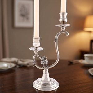 Bougeoir en métal en laiton AK avec oiseau en métal et 2 supports en argent fini antique pour la décoration intérieure/ornements de décor d'hôtel - Product Image 1