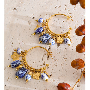 JINYOU 2711 Orecchini a Cerchio Vintage Placcati in <span class=keywords><strong>Oro</strong></span> 18K, Acciaio Inossidabile con Perline in Ceramica <span class=keywords><strong>Blu</strong></span> e Bianca - Product Image 4
