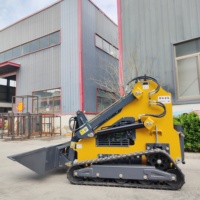 Kleiner Raupenlader für Sand- und Steintransport auf dem Baustellengelände