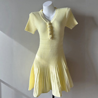 Robe pull mini élégante à col en V en maille côtelée pour femme, avec boutons floraux faits main, manches courtes et coupe évasée trapèze