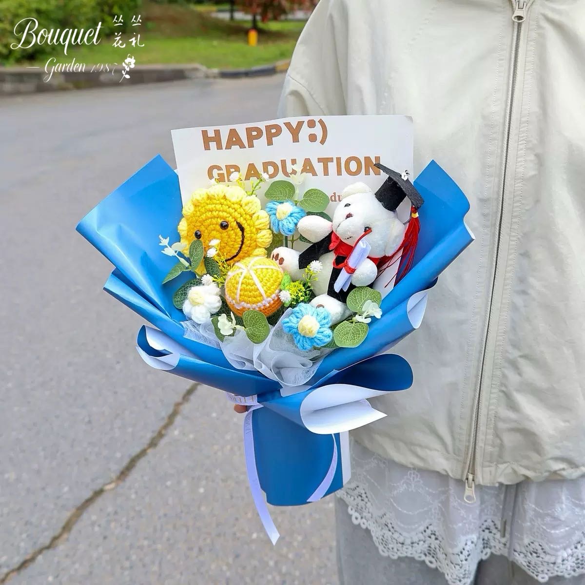 Blue-bright graduation bouquet, gift bag, string lights