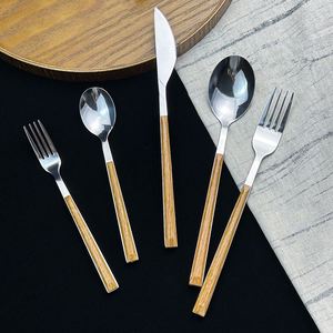 ชุดช้อนส้อมสแตนเลส 4 ชิ้น พร้อมด้ามไม้ สำหรับของหวาน อาหารค่ำ สเต็ก เหมาะสำหรับงานเลี้ยงและเป็นของขวัญ - Product Image 1