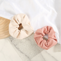 Vente en gros d'accessoires de mode pour cheveux de haute qualité : élastiques en cuir PU froissé, pinces à cheveux, attaches pour cheveux et chouchous pour femmes