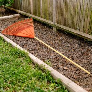 Râteau à feuilles en plastique orange avec manche en bois, léger, pour le nettoyage des feuilles et des débris dans le jardin - Product Image 3