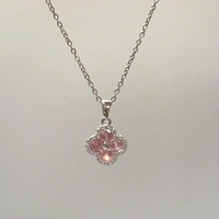 Collier pendentif fleur élégant en acier inoxydable avec zircon scintillant, trèfle à quatre feuilles rose pour femmes
