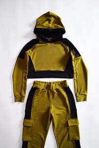 Ensemble de survêtement personnalisé pour homme en polyester tissé, idéal pour la course, l'entraînement et la marche - Product Image 1