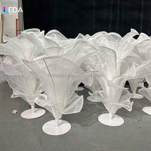 Centro de Mesa LEDA Personalizado Hecho a Mano con Flor Gigante de Organza Blanca, Flores Artificiales Gigantes para Decoración de Eventos y Bodas - Product Image 1