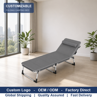 Lit de camping pliant et inclinable en métal gris avec coussin rembourré et quatre pieds élargis – Fabrication sous contrat