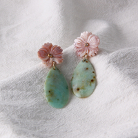 Meilleure vente boucles d'oreilles pour femmes faites à la main Style mignon Nature pierre couleurs coquille fleur dernière conception pour les amis à la mode