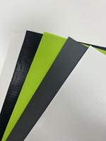 Tissu laminé en vinyle noir, finition mate, polyester tricoté, matériaux de bâche en PVC