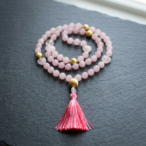 Collar de meditación de cuarzo rosa con 108 cuentas mala, cuentas decorativas en forma de corazón, cuentas doradas Guru y borla rosa, anudado a mano, para ella - Product Image 4