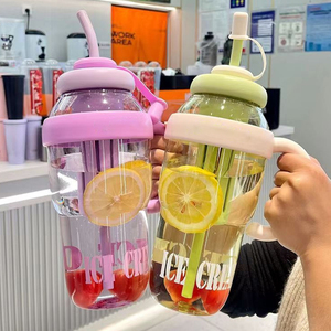 クリエイティブなアウトドア用コーヒージュースミルクコールドタンブラー水筒、蓋とストロー付き携帯用ドリンクカップ、プラスチック製飲料水ボトル - Product Image 1