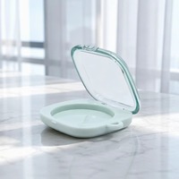 Yuecai Boîtier compact vide pour poudre, forme carrée, avec trou de suspension, accessoire breloque, fermeture à pression, 6g, design portable, en plastique, logo personnalisable