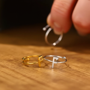 Anello in acciaio inossidabile con lettera F, gioiello alla moda per donna e uomo, 6 mm, disponibile nei colori oro e argento. - Product Image 3