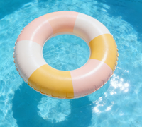 Bouée de piscine gonflable tricolore accrocheuse en jaune, blanc et rose, pour grande piscine en PVC et fête de plage estivale