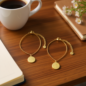 Bracciale in Acciaio Inossidabile Placcato Oro con Ciondolo a Moneta, Catena Regolabile, Gioiello da Donna, Accessorio di Moda - Product Image 2