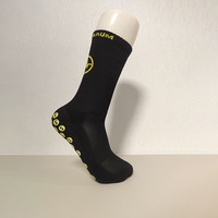 Faible MOQ pour la vente en gros de chaussettes de football personnalisées avec grip, chaussettes à grip personnalisées pour hommes