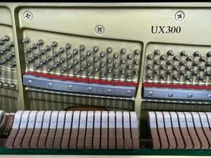 Piano Vertical <span class=keywords><strong>Yamaha</strong></span> UX300 Classics Color Negro en Venta, Excelente Calidad de Sonido para el Hogar y el Estudio - Product Image 2