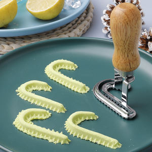 Emporte-pièce en alliage de zinc en forme de canne à sucre pour raviolis, moule à pâtisserie de Noël DIY avec poignée en bois de caoutchouc, ustensile de cuisine - Product Image 1