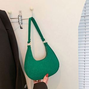Sac à bandoulière élégant et personnalisé en forme de croissant, sacoche tendance à porter sous le bras avec fermeture éclair pour usage quotidien - Product Image 3