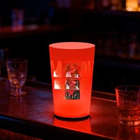 Özelleştirilebilir 12 oz 14 oz 16 oz LED yanıp sönen bardaklar ticari faaliyetler için plastik aydınlık bardaklar düğün taraflar
