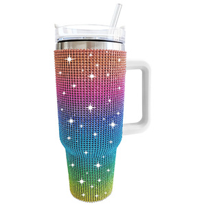 Vaso Térmico de Lujo al por Mayor con Asa, Completamente Adornado con Diamantes de Imitación, de 40oz (1200ml), de Acero Inoxidable, con Tapa Abatible y Popote - Product Image 2
