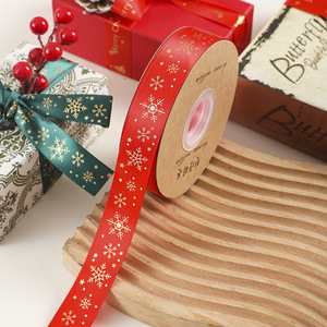 Cinta de Raso Navideña LINGKAI con Estampado de Copos de Nieve Rojos y Verdes y Renos en Dorado para Envolver Regalos de Navidad - Product Image 6