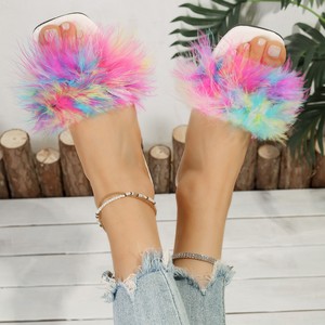 2025 moda verano nuevas zapatillas peludas de fondo plano para mujeres que usan prendas de vestir exteriores, <span class=keywords><strong>sandalias</strong></span> de una palabra de tacón bajo rojo de Internet - Product Image 2