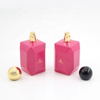 Flacon de parfum en verre fuchsia facetté haut de gamme, emballage de parfum, fabrication directe en usine, OEM, logo personnalisé, flacon vaporisateur à col serti