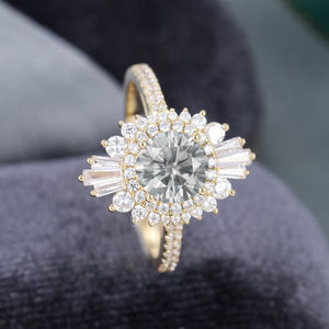 Anillo de Plata 925 con Moissanita, Anillo de Compromiso Vintage con Halo de Moissanita Gris y Circonitas Cúbicas con Corte Baguette en Oro Amarillo - Product Image 3