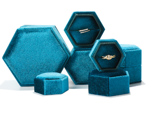 Caja de Joyería de Terciopelo Mini Personalizada al por Mayor – Empaque Hexagonal para Regalo de Collar o Colgante con Logotipo Impreso - Product Image 6