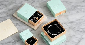 Boîtes à bijoux coulissantes haut de gamme écologiques avec fermeture magnétique, en carton rigide épais coloré, avec plateaux intérieurs floqués noirs, quatre couleurs - Product Image 6