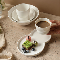 Ensemble élégant de tasses à café et assiettes à dessert en porcelaine blanche de style niche, en forme de gourde, pour le thé de l'après-midi