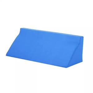 Almohadilla Triangular Antiescaras de Esponja de Alta Densidad con Soporte Lumbar, Diseño a Cuadros Azules, para Pacientes Ancianos Postrados en Cama - Product Image 1