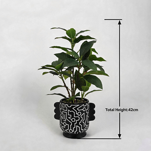 Plante artificielle luxuriante en lierre et pothos, en pot, en matériau PE, dans un vase noir à motifs - Product Image 4