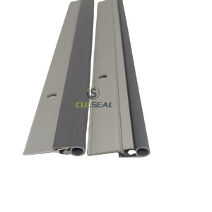 <span class=keywords><strong>Burlete</strong></span> moderno de <span class=keywords><strong>aluminio</strong></span> para puertas con sello de vinilo, escobilla inferior personalizada para ventanas y puertas, tira de sellado impermeable - Product Image 1