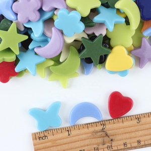 Unregelmäßige Glasmosaik-Bastelfliesen aus Recyclingglas in Herz-, Mond- und Sternformen für DIY-Projekte und Heimdekoration - Product Image 5