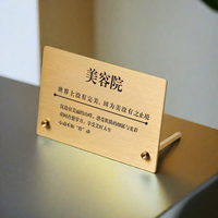 Soporte de membresía vertical de latón de gama alta con logotipo personalizado Tablero de publicidad de belleza Soporte de código QR de metal Letreros electrónicos