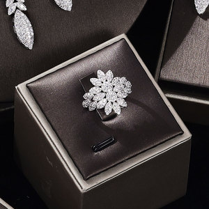 Ensemble de bijoux de mariage de luxe en argent plaqué, entièrement serti de diamants, avec collier à pampilles, boucles d'oreilles, bague et bracelet en zircon - Product Image 2