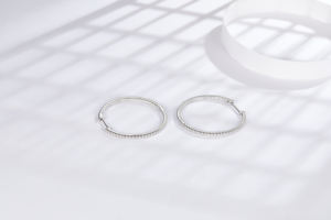 Pendientes de Moissanita de Alta Calidad, Redondos, de Plata Esterlina, con Forma de Cara, con Silicona como Material Principal - Product Image 3