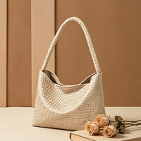 Sac fourre-tout tissé pour femme, 2 couleurs, texture tissée, avec breloque étoile personnalisée, sac à bandoulière souple pour le voyage – Vente en gros usine