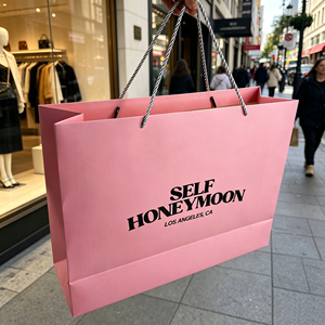 Bolsas de papel rosa mate al por mayor con asa de cordón retorcido, logotipo de marca impreso personalizado, bolsas de regalo de papel ecológico para tiendas de ropa de moda - Product Image 3